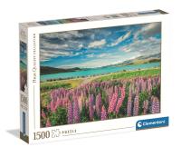 PUZZLE 1500 EL HQ  Lupins at Lake Tekapo. Wydawca: Clementoni. SmakLiter.pl Opakowanie PUZZLE 1500 EL HQ  Lupins at Lake Tekapo