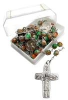 Opakowanie Różaniec zielony w pudełku ze świętymi