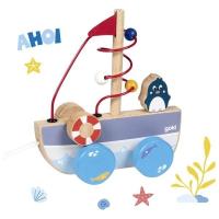 Statek Ahoy do ciągnięcia z labiryntem koralikowym. Wydawca: Goki. SmakLiter.pl Opakowanie Statek Ahoy do ciągnięcia z labiryntem koralikowym