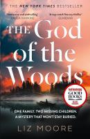 The God of the Woods wer. angielska. Autor: Moore Liz. SmakLiter.pl Okładka książki The God of the Woods wer. angielska