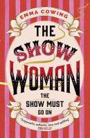 THE SHOW WOMAN wer. angielska. Autor: Emma Cowing. SmakLiter.pl Okładka książki THE SHOW WOMAN wer. angielska