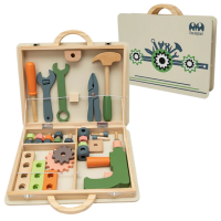 Walizka z narzędziami drewniana. Wydawca: Askato. SmakLiter.pl Opakowanie Walizka z narzędziami drewniana