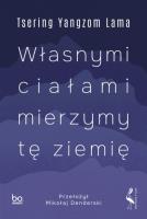 Własnymi ciałami mierzymy tę ziemię. Autor: Lama Tsering Yangzom. SmakLiter.pl Okładka książki Własnymi ciałami mierzymy tę ziemię
