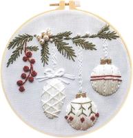 Zestaw do haftowania gałązka jodły z bombkami. Wydawca: Titanum. SmakLiter.pl Opakowanie Zestaw do haftowania gałązka jodły z bombkami