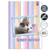 Zeszyt A4 32 kartki w 3 linie kolor 90g Kot leniwy. Wydawca: EV-Corp. SmakLiter.pl Opakowanie Zeszyt A4 32 kartki w 3 linie kolor 90g Kot leniwy