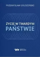 Życie w twardym państwie. Autor: Grudziński Przemysław. SmakLiter.pl Okładka książki Życie w twardym państwie